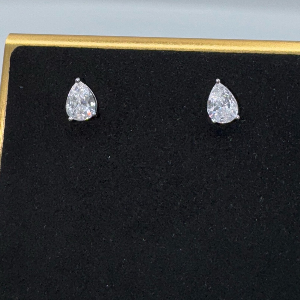 18k 0.75ct  Pear Cut Studs - Picture 6 of 13
